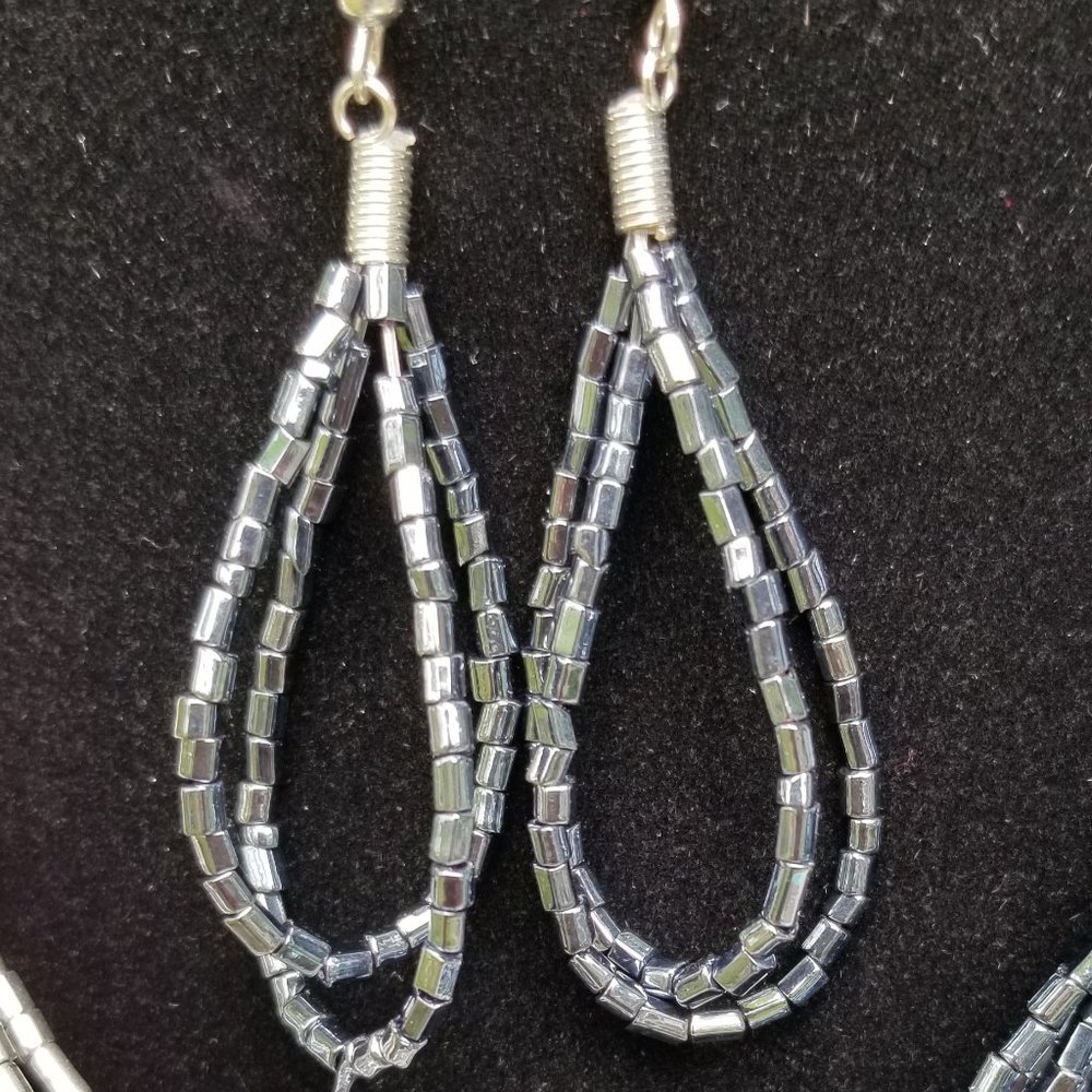 Beautiful Cascade of Gray & Black Gun Metal Sea Beads - Picture 4 of 7
